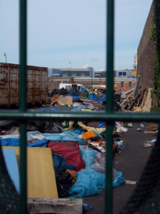 En fin d'après-midi du 02.07.2014, à Calais : le lieu de distribution des repas au moment où les services techniques municipaux interviennent. Crédits : Calais, ouverture et humanité